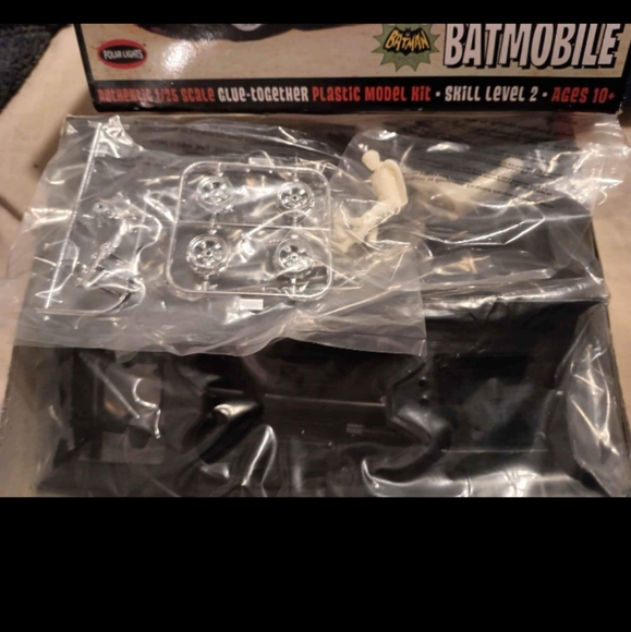 2014 Polar Lights Classic Batmobile DIY Model - Picture 2 of 10